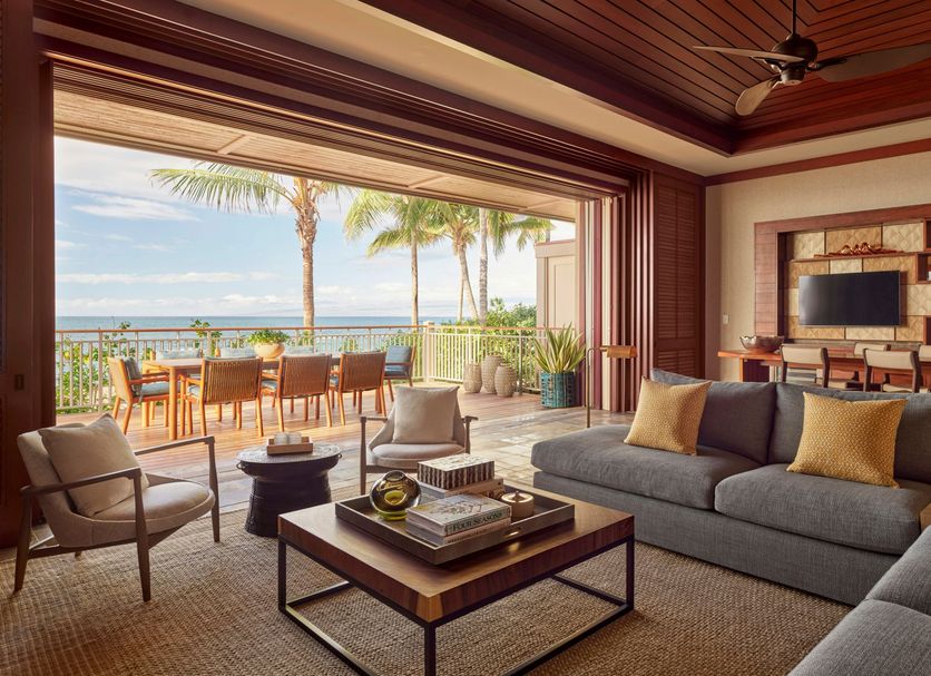 A suite opening onto an ocean-view lanai